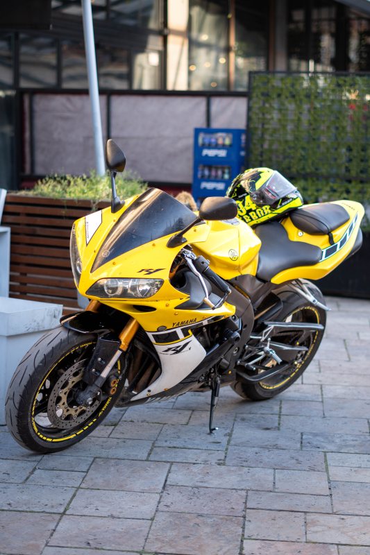 Yellow, standing still